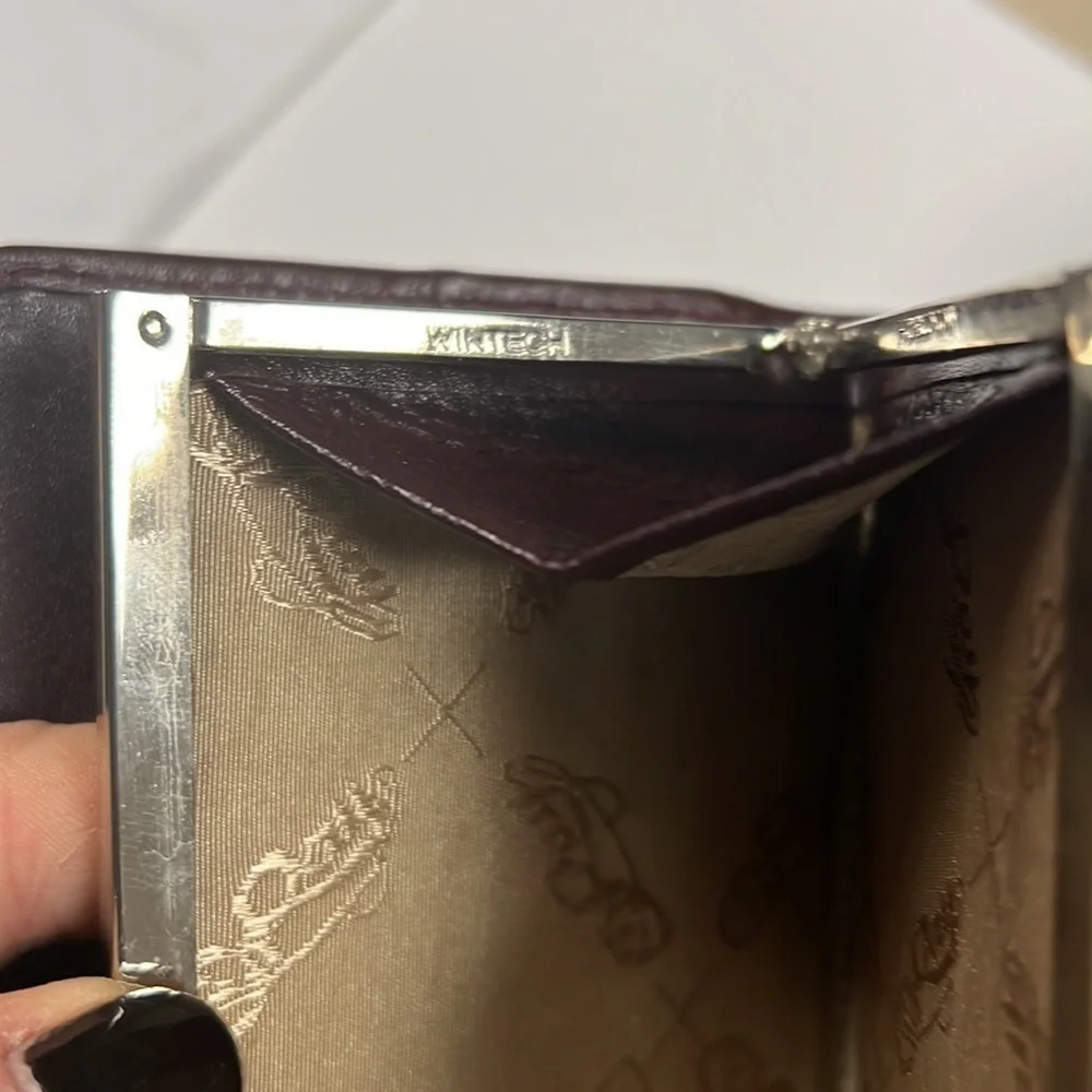 Genuine Stingray Bifold Snap with Kisslock Change Compartment Wallet